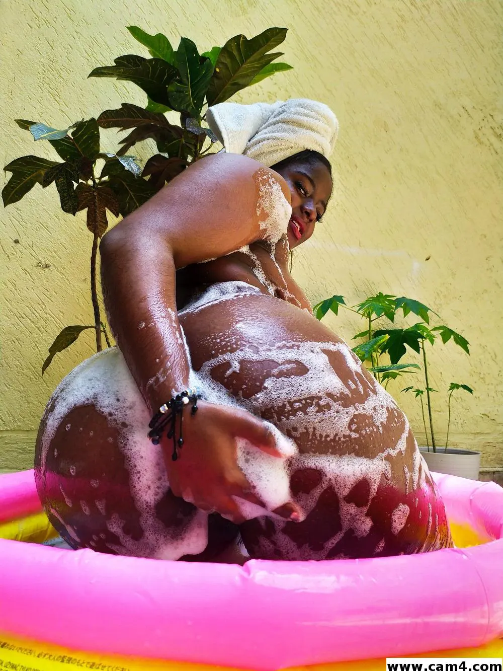 NinaGonzalez image 0