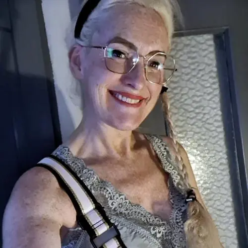 grinsebackige image 0