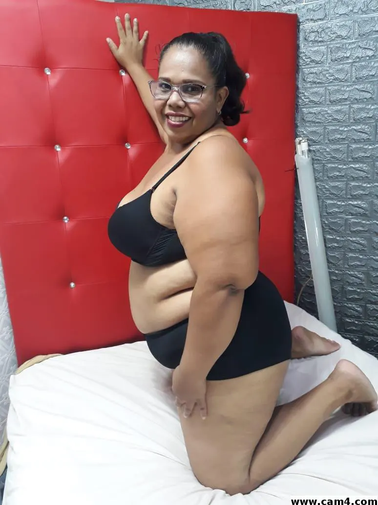 karlabigboobs image 0